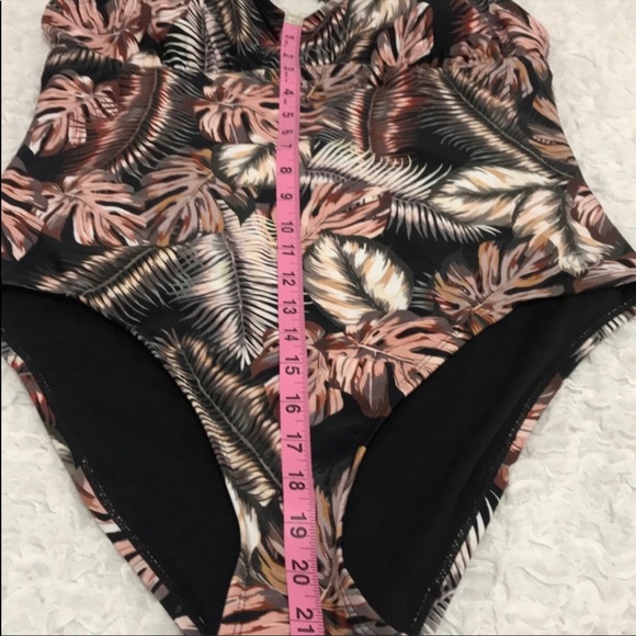 NWT Hurly One Piece Swimsuit 
Size XL
Black/Pink/Cream
Very Cute
# 418 - Picture 6 of 9